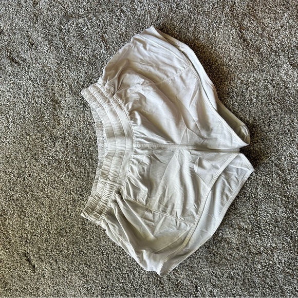 Lululemon Hotty hot 2 1/2 inch shorts - white – size 4 - Picture 1 of 2